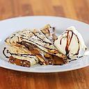 CREPES CON MERMELADA DE FRESA Y HELADO